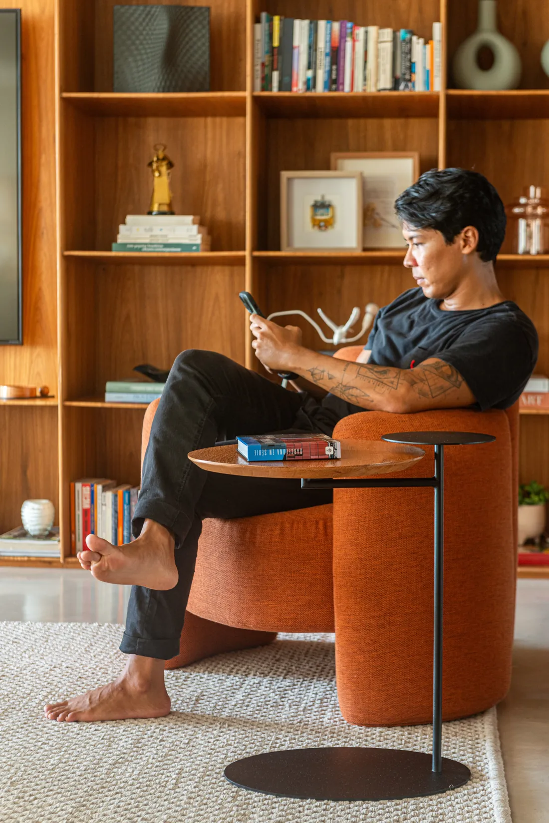 Arquiteto lendo em poltrona autoral